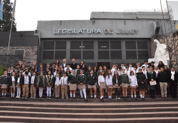 Estudiantes del Jos&eacute; Hern&aacute;ndez visitaron la Legislatura