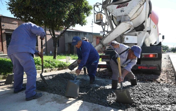 Contin&uacute;a la ejecuci&oacute;n de pavimento en la calle Cicarelli del barrio ADEP