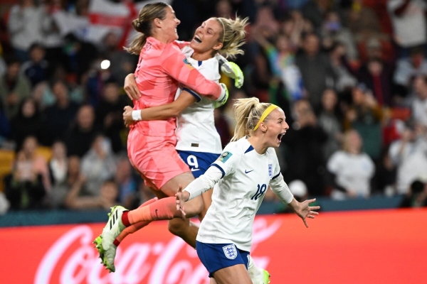 Mundial femenino: la buena suerte salvó a Inglaterra