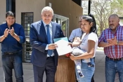 97 familias recibieron certificados de adjudicaci&oacute;n de lotes fiscales en Arrayanal