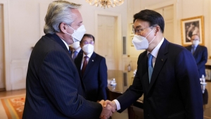 Fern&aacute;ndez recibi&oacute; a directivos de empresa surcoreana que construir&aacute; una planta de litio