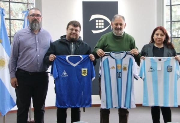 Invitan a muestra hist&oacute;rica de camisetas en homenaje a &ldquo;Pancho&rdquo; Rojas