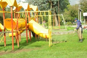 Reyes: realizan tareas de mantenimiento en plazas