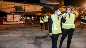 Lleg&oacute; al pa&iacute;s el vuelo con las 904 mil vacunas desde China