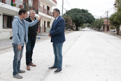 El intendente Jorge visit&oacute; la obra de pavimento de la calle Alberti