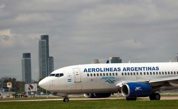 Camino a la privatizaci&oacute;n: Aerol&iacute;neas Argentinas firm&oacute; un acuerdo hist&oacute;rico con una empresa a&eacute;rea regional