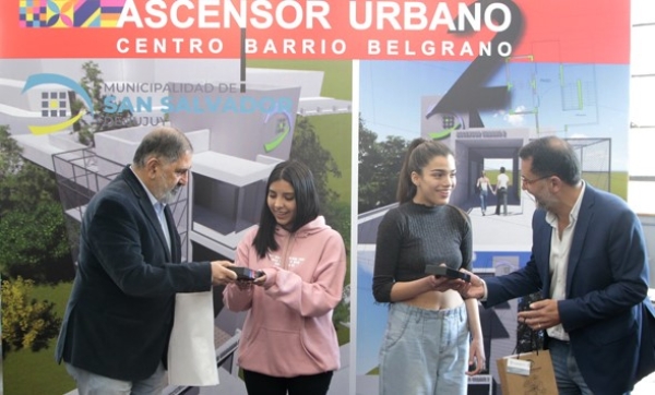 Representantes estudiantiles recibieron celulares