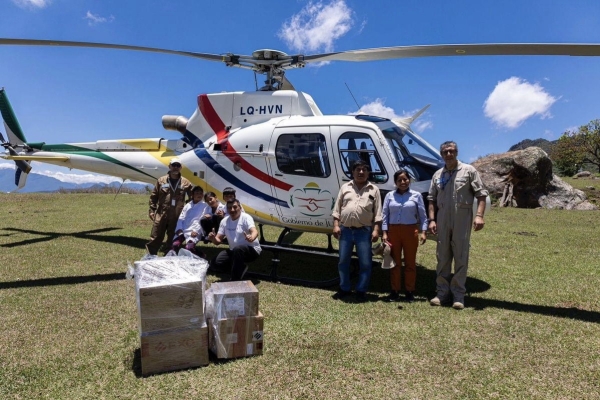 Un vuelo de oportunidades: el helicóptero provincial lleva tecnología a escuelas de difícil acceso