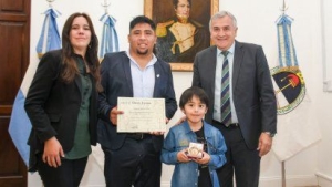 Gerardo Morales recibió al niño Nahuel Alemán Camacho, premiado en Francia por un cuadro del cerro de los Siete Colores