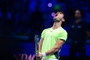 Alcaraz venci&oacute; a Medvedev y ahora se cruzar&aacute; con Djokovic en el Masters