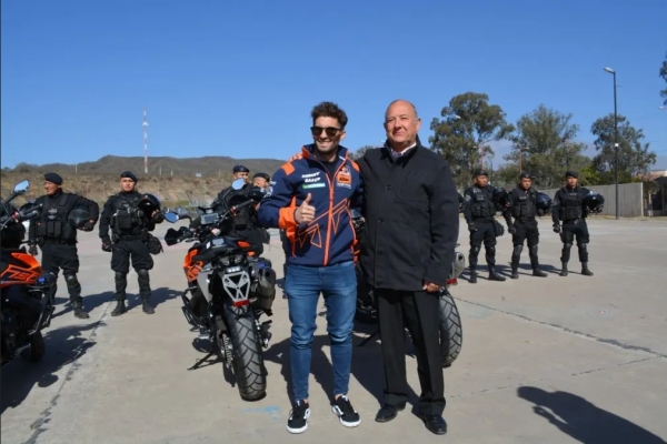 Campe&oacute;n del Dakar capacito a polic&iacute;as motorizados