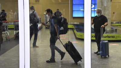 El Gobierno analiza medidas restrictivas en las fronteras y el pago de testeos por parte de turistas