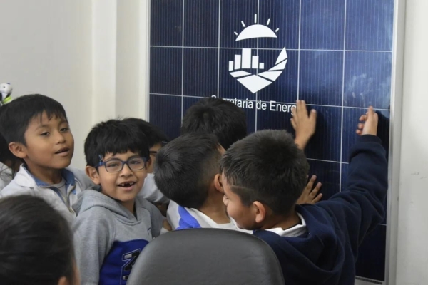 Energ&iacute;a solar: estudiantes conocieron generador del MISPTyV