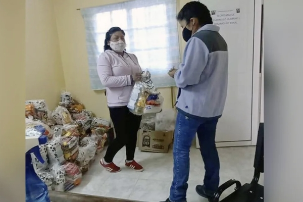 Entrega de unidades alimentarias a familias de El Moreno