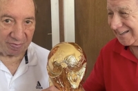 Carlos Bilardo, con la tercera Copa del Mundo: recibi&oacute; el trofeo y se sac&oacute; una emotiva foto