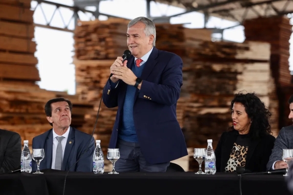 Morales y Sadir entregaron maquinaria para el Centro Foresto Industrial Arrayanal por 580.000 d&oacute;lares