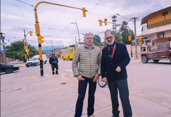 Jorge habilit&oacute; un nuevo sem&aacute;foro en barrio Malvinas