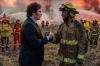 Milei agradece a los bomberos de la Patagonia con una foto trucada, pero les redujo el presupuesto un 80 por ciento
