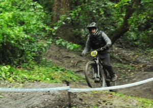 Jorge asistió al campeonato de Downhill impulsando una alternativa extrema de Mountain Bike