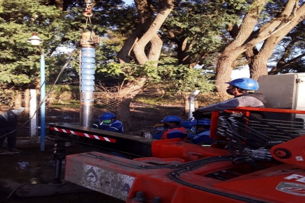 Recambian bomba de agua en La Mendieta