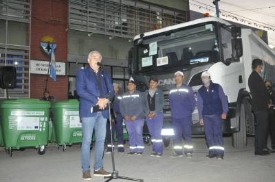 Morales entreg&oacute; camiones y contenedores en Perico
