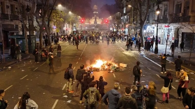 Violencia frente al Congreso: bombas molotov, dos autos incendiados, enfrentamientos y 27 detenidos