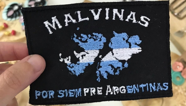 Esposas de ex combatientes juje&ntilde;os cosieron cerca de 3.000 parches de Malvinas
