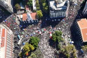 Miles de personas llenaron la Plaza de Mayo a 50 a&ntilde;os del golpe militar: hubo cr&iacute;ticas al Gobierno en el acto central