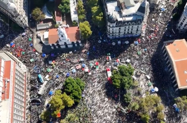 Miles de personas llenaron la Plaza de Mayo a 50 a&ntilde;os del golpe militar: hubo cr&iacute;ticas al Gobierno en el acto central