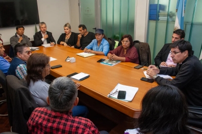 Aumento del 18% y un bono de 20 mil es la propuesta para estatales