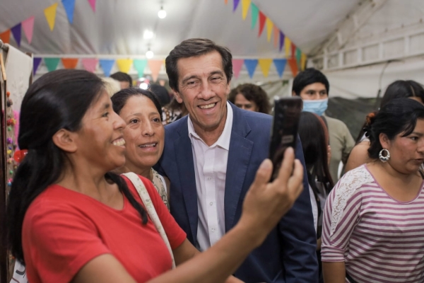 Sadir recorri&oacute; el paseo de artesanas en Plaza Espa&ntilde;a