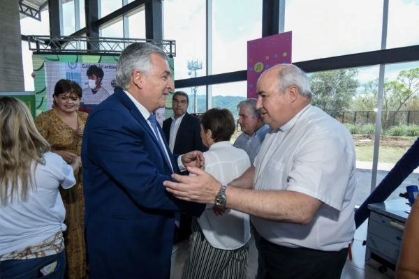 Morales entreg&oacute; equipamiento a "Cuidadores de la Casa Com&uacute;n"