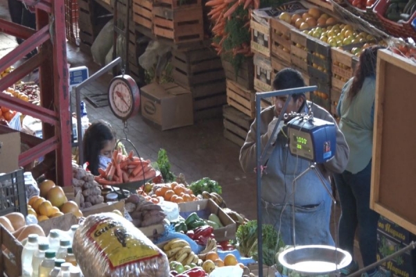 Intiman a puesteros del mercado municipal a usar barbijo