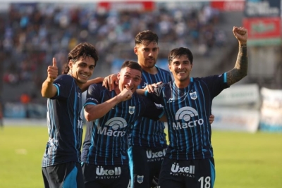 Gimnasia se consolida en la punta y agiganta su historia