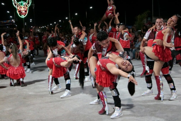 Con desfile de comparsas en A. Comedero finalizaron los cosos Capitalinos