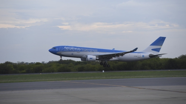 Aerol&iacute;neas Argentinas podr&iacute;a reprogramar sus vuelos por la suba de contagios