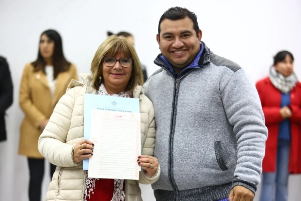 Entregaron 71 escrituras a familias de San Salvador