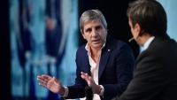 Caputo culp&oacute; a los "devaluadores seriales" por la suba del d&oacute;lar