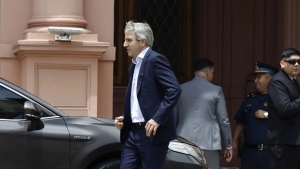Caputo reconoci&oacute; que no tiene margen para seguir ajustando y est&aacute; en duda la meta fiscal con el FMI