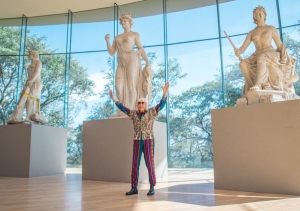 Marta Minujín visitó el Centro Cultural Lola Mora