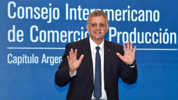 El presidente de YPF confirm&oacute; que pondr&aacute;n a la venta Metrogas y que la baja del riesgo pa&iacute;s puede acelerar el proceso