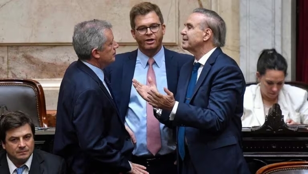 Ley &Oacute;mnibus: a&uacute;n sin acuerdo, no avanzan las negociaciones y vuelve a demorarse la firma de dict&aacute;menes