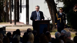Fernandez denunci&oacute; una "feroz embestida" de grupos concentrados