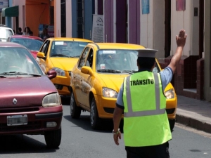 Taxis y remises solo podrán llevar tres pasajeros