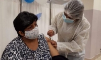 Vacunan con segunda dosis de Sputnik-V en San Salvador