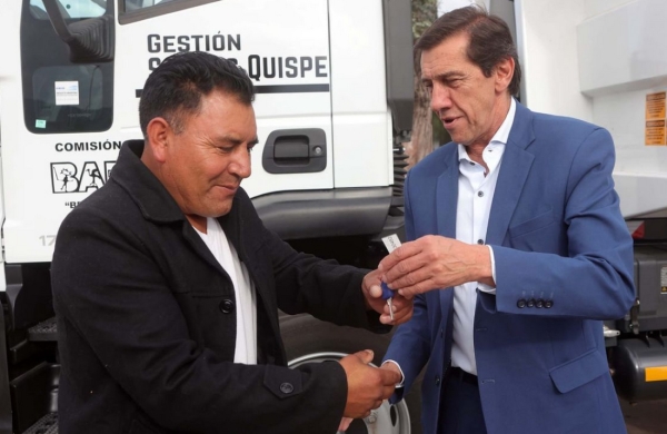 Regal&iacute;as mineras: Sadir entreg&oacute; volquetes a Cangrejillos y Barrios