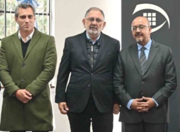 Jorge entreg&oacute; la distinci&oacute;n de Visitante Distinguido a embajador de la India