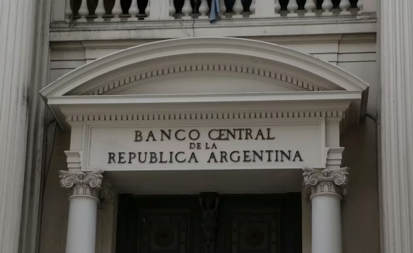 El Banco Central baj&oacute; la tasa de referencia del 110% al 80% y liber&oacute; el inter&eacute;s de los plazos fijos