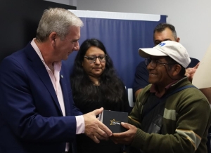 Audífonos gratuitos para mejorar la vida cotidiana de 12 personas