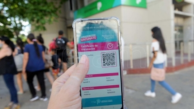 Con vacunaci&oacute;n masiva y pase sanitario, Argentina encara la tercera ola